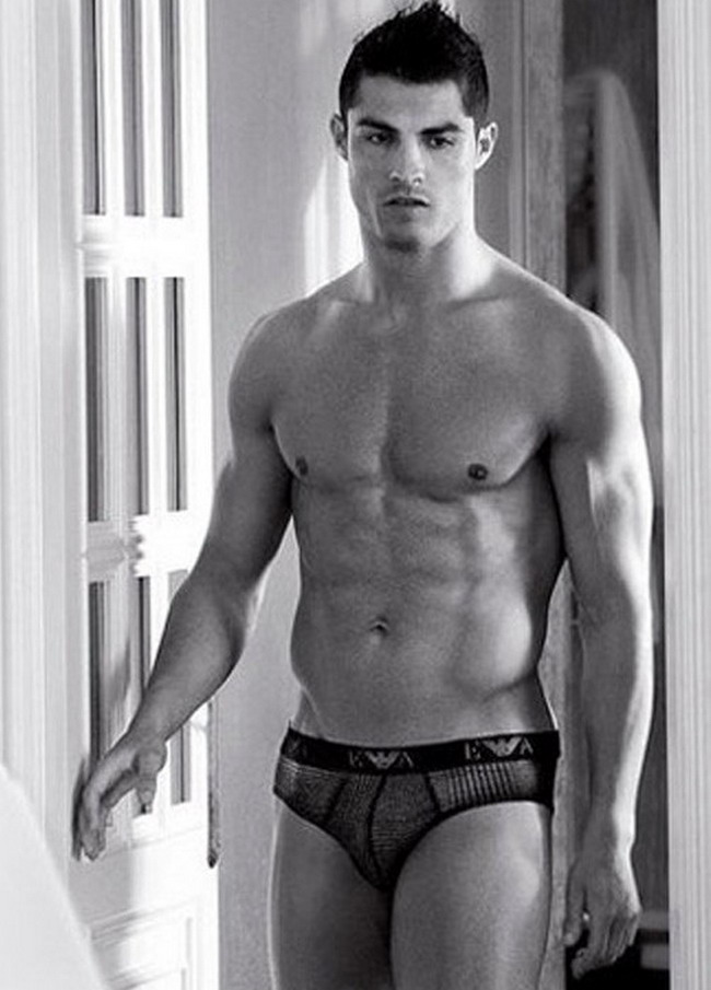 Sa ne bucuram: au aparut primele poze cu Cristiano Ronaldo in lenjerie intima, in noua campanie Armani!VIDEO