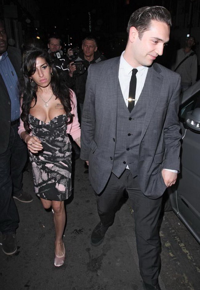 Amy Winehouse ndash; (aproape) decenta la ultima aparitie in cluburile londoneze! FOTO!