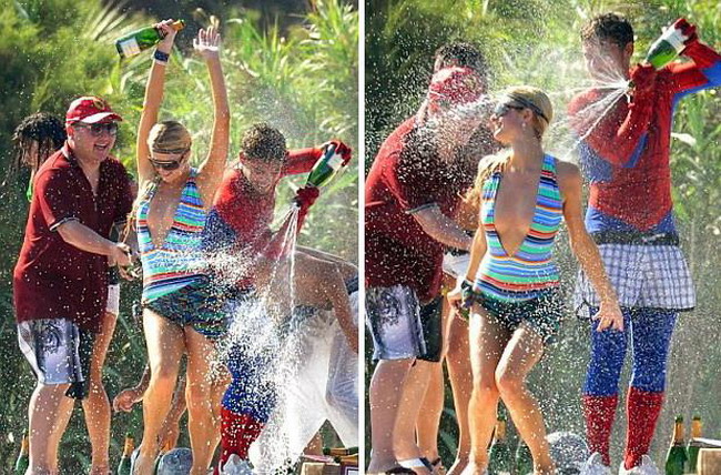 Paris Hilton - duş cu şampanie la plajă GALERIE FOTO!