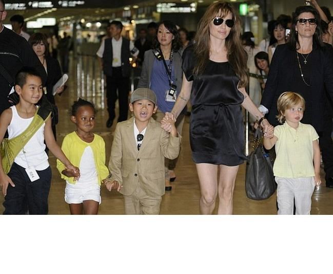 Angelina Jolie si-a luat copiii in Japonia, la premiera filmului  Salt