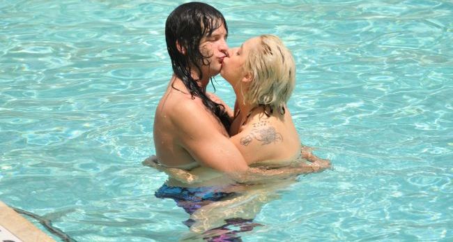 
	Lady Gaga, cum rar o vedem: in tandreturi cu iubitul, la piscina FOTO!
