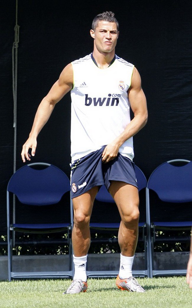Ronaldo intr-o ipostaza mai putin sexy! Va mai place de el?  GALERIE FOTO