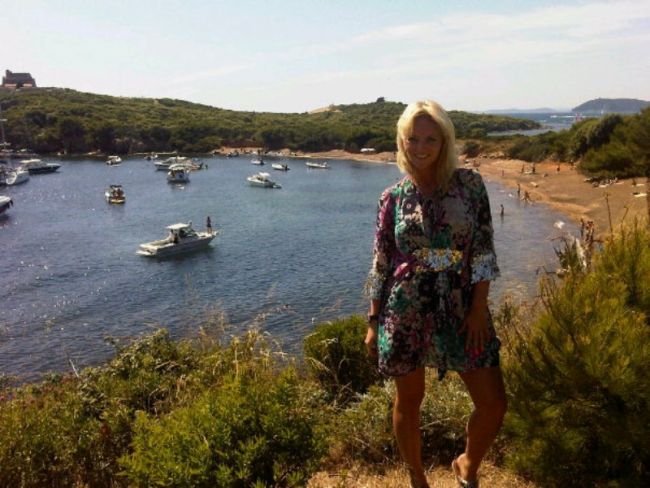 Delia Matache se distreaza pe yacht in vacanta GALERIE FOTO