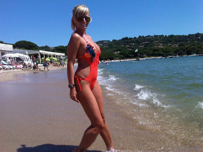 Delia - atitudine demna de Baywatch pe plajele din Saint Tropez GALERIE FOTO
