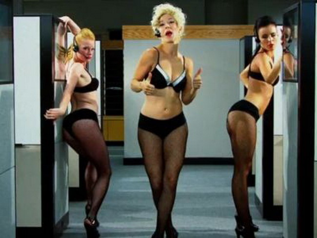 Lady GaGa face haz de necaz si ridica in slavi o noua parodie la Telephone