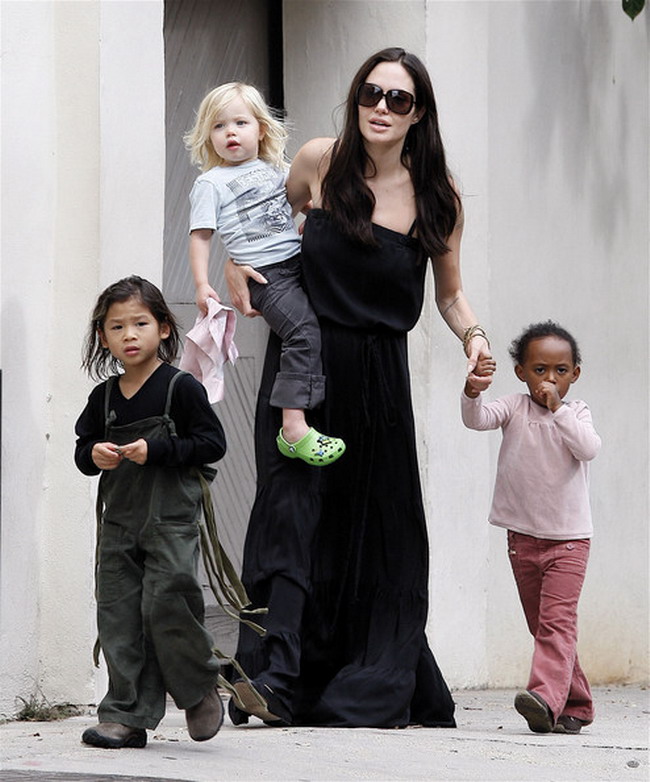 Angelina Jolie: Copiii mei ma trateaza ca si cum as fi o chelnerita!