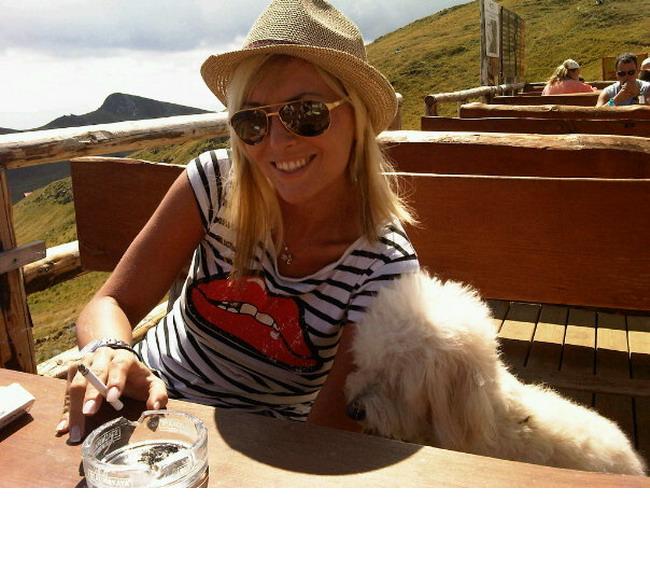 Delia Matache si-a dus si catelul in vacanta!