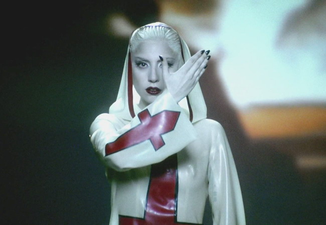 Asta ne mai lipsea! Lady Gaga vrea sa devina... preot!