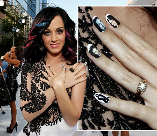 Katy Perry si-a imprimat unghiile cu chipul lui Russel Brand pentru VMA
