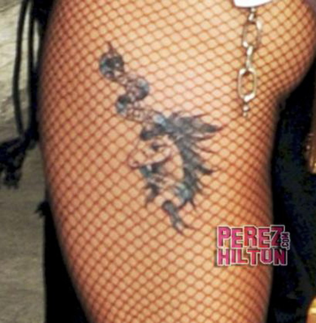 Lady GaGa isi arata noul tatuaj. Cum ti se pare? FOTO