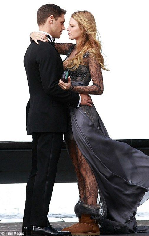 Blake Lively lanseaza o noua moda: rochia eleganta cu cizme UGG. Ai purta?