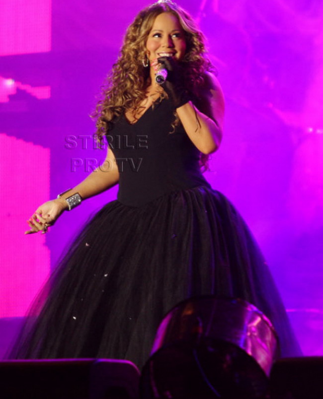 Vizibil incomodata de kilogramele in plus, Mariah Carey cade pe scena!