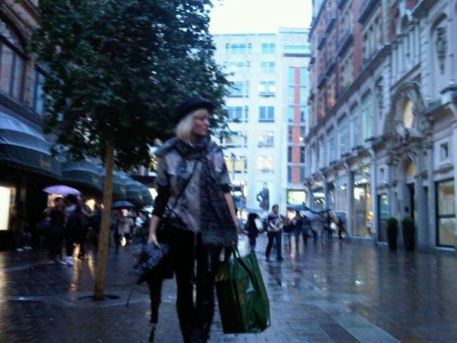 Delia - la shopping intr-unul dintre cele mai luxoase magazine din lume