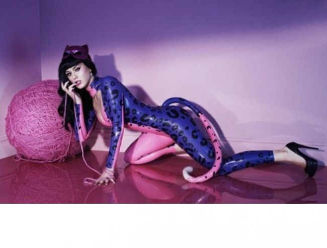 Katy Perry - in costum de catwoman pentru a-si promova parfumul
