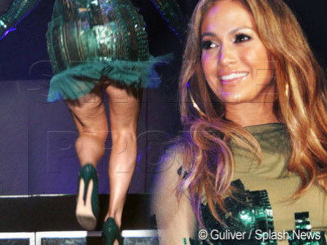 Jennifer Lopez si-a expus celulita pe scena