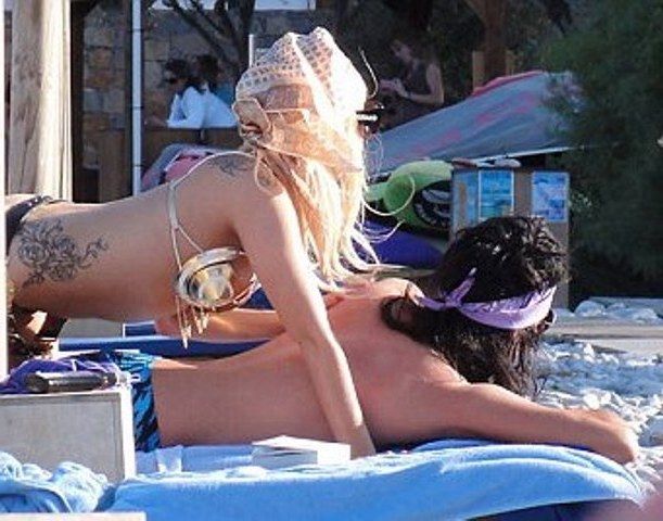 Gaga, ciudata si la plaja: poarta un sutien metalic auriu! FOTO