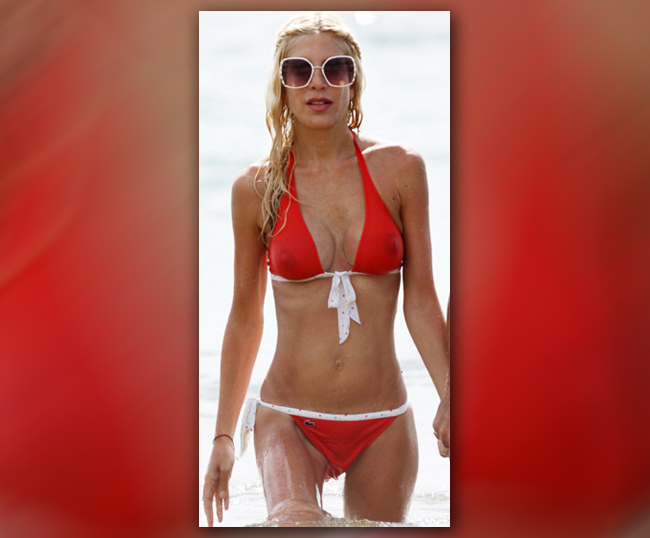 Nu ati ghicit! Corpul schilod si siliconat este al lui Tori Spelling!