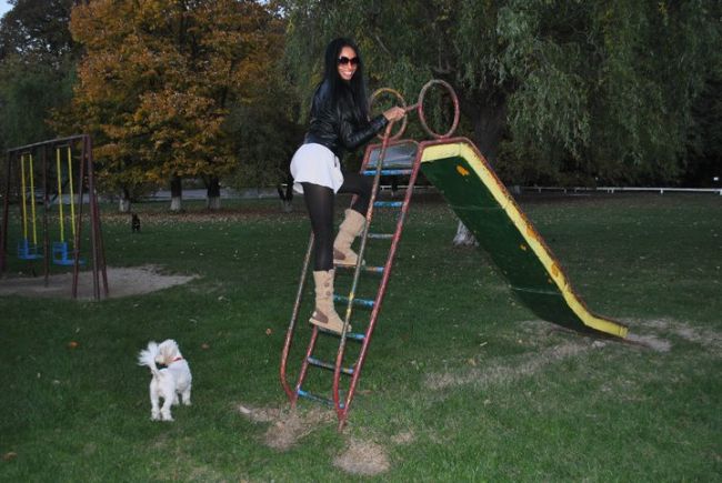 Laurette a pozat sexy in parculetul de joaca pentru copii! GALERIE FOTO