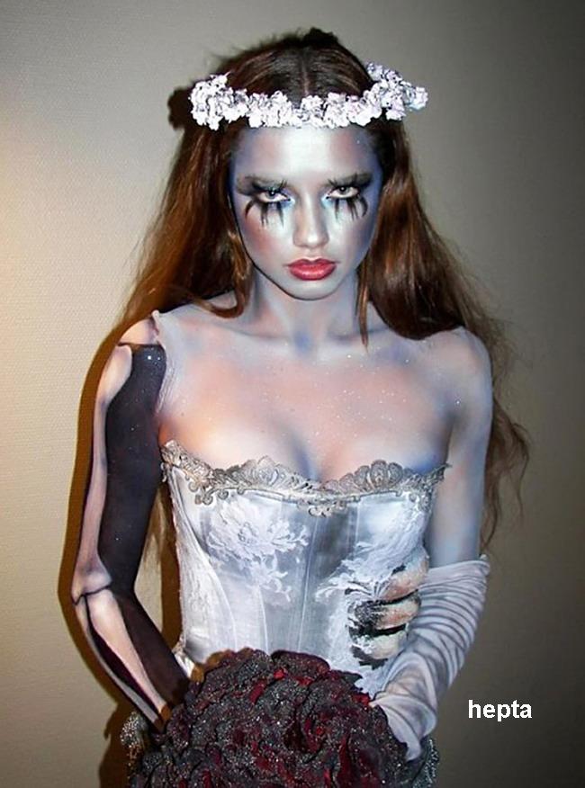 Adriana Lima, costumata in mireasa moarta de Halloween. E frumoasa si asa!