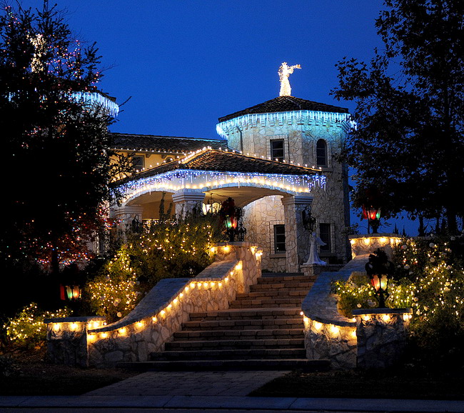 Casa lui Britney Spears, decorata cu sute de luminite de Craciun