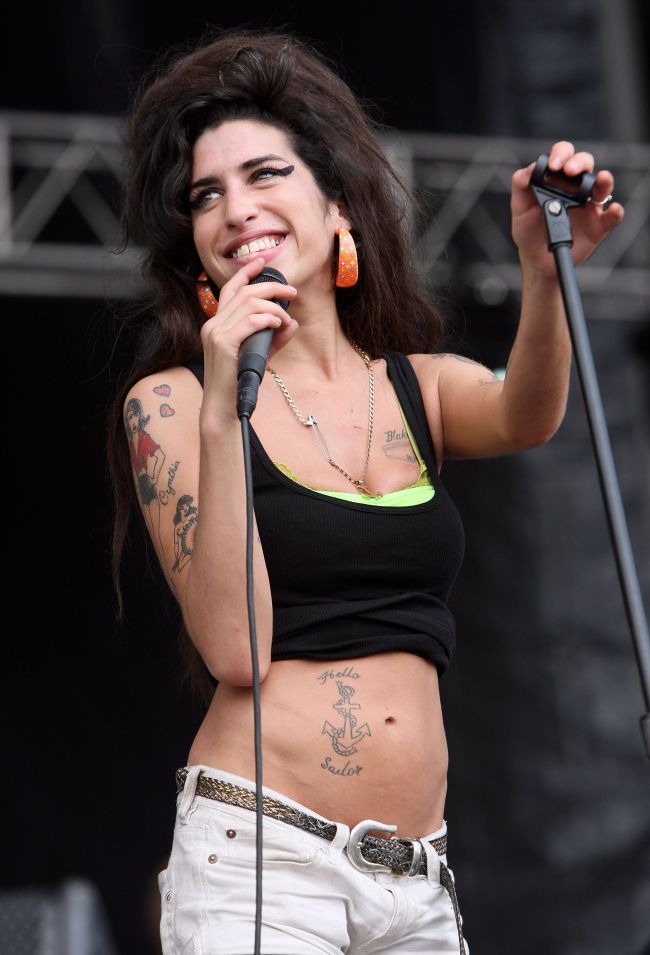 Amy Winehouse beata pe scena la primul concert de revenire? VIDEO
