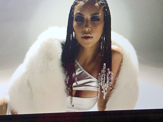 Asculta IN PREMIERA single-ul de debut al lui Kim Kardashian! VIDEO