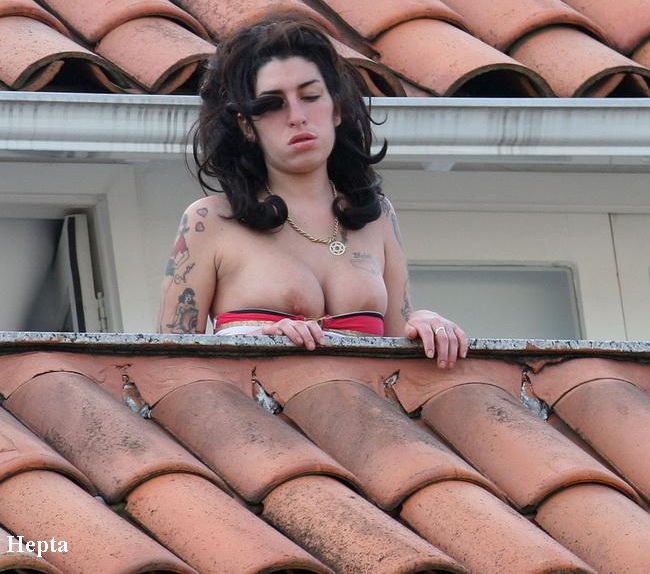 Sub orice critica: Amy Winehouse - cu privirea tulbure si cu sanii pe afara