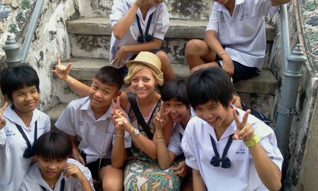 Delia Matache - la un pas sa isi faca masaj pe strada in Thailanda! FOTO!