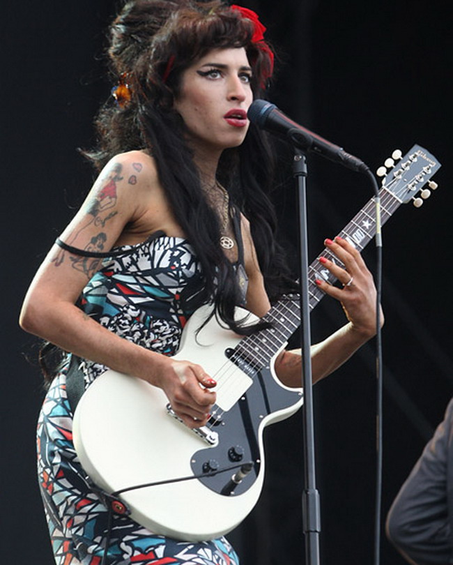 Amy Winehouse s-a facut din nou de ras! Vezi cum a cazut pe scena in timpul unui concert