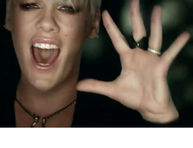 Pink lupta contra anorexiei, drogurilor si tentativelor de sinucidere in noul videoclip VIDEO