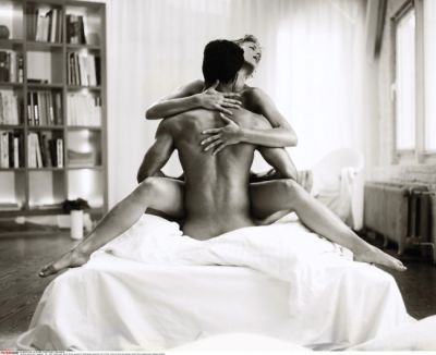 Fanteziile romancelor? Sex in grup si nopti pasionale cu necunoscuti!