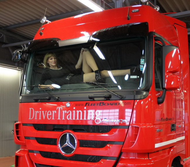 De fericire ca si-a luat permisul, Roxana Ciuhulescu a pozat sexy in cabina unui camion! GALERIE FOTO