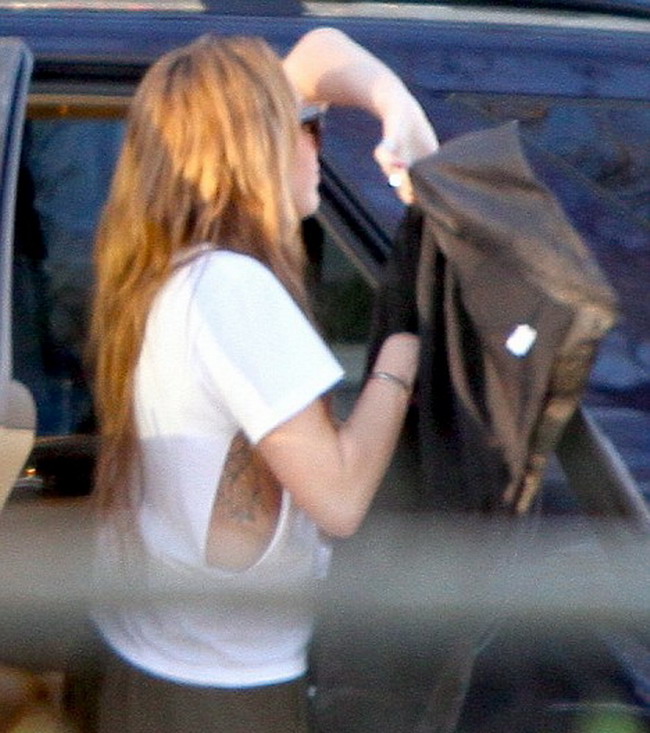 Miley Cyrus continua sa fie rebela si isi face un nou tatuaj! FOTO