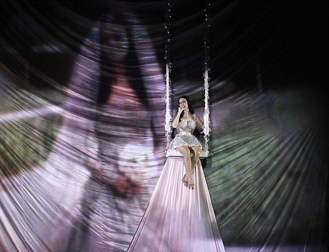 Primele fotografii de la nunta lui Katy Perry facute publice la Grammy FOTO