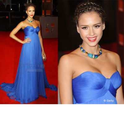 Look-ul zilei: Jessica Alba, intr-o rochie albastru electric. Vezi cum te poti imbraca si tu asa, cu bani putini!