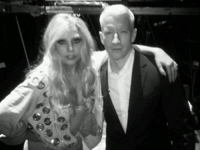 Lady GaGa fumeaza marijuana si bea cand compune piese noi! VIDEO