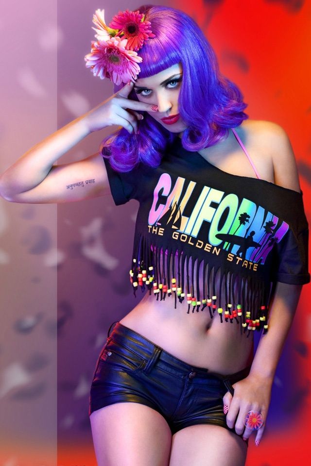 Katy Perry a cantat live piese de la Rihanna, Jay-Z si Willow Smith!