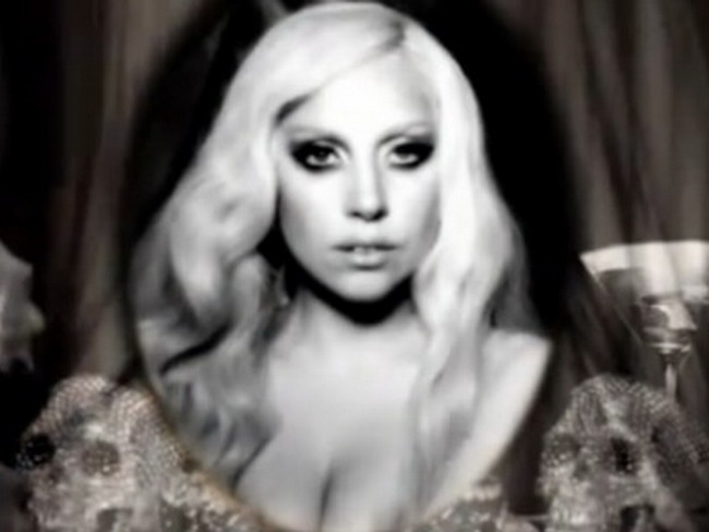 Lady GaGa, super ciudata intr-o noua reclama la MAC!