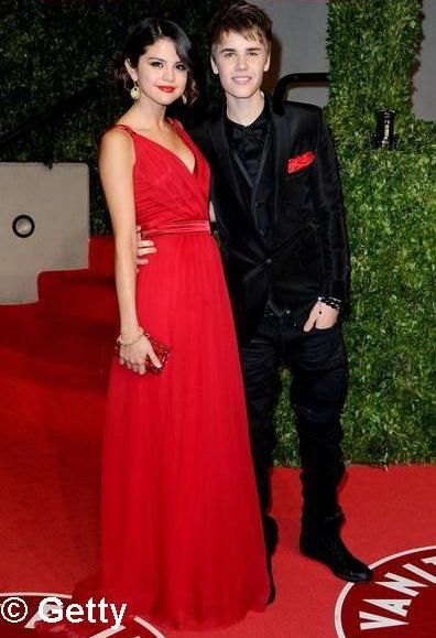 Selena Gomez si Justin Bieber - asortati in noaptea Oscarurilor in tinute Dolce Gabbana - FOTO