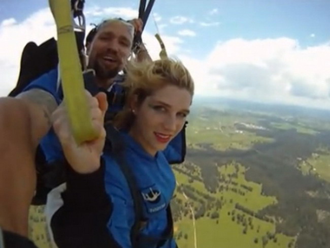 Kesha s-a aruncat din avion de ziua ei! VIDEO