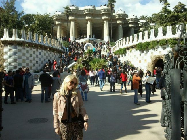 Delia s-a bucurat de soare si vreme buna intr-o noua vacanta, la Barcelona FOTO