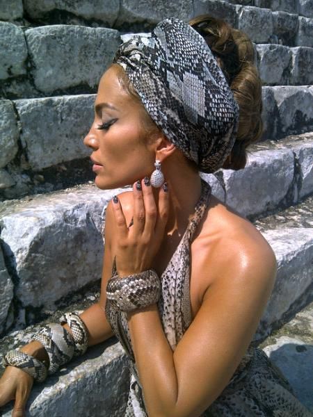 J.Lo provocatoare in piele de sarpe! FOTO