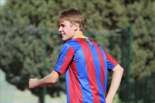 Justin Bieber, starul cu cel mai bine vandut documentar, joaca fotbal si este fan Barcelona!