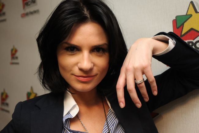 Ellie White, fosta solista de la DJ Project, are un inel de logodna cu 21 de diamante!