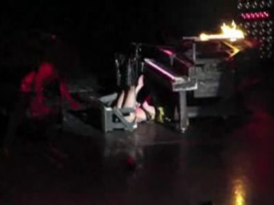 Lady GaGa ia o mega tranta in timpul unui concert! VIDEO