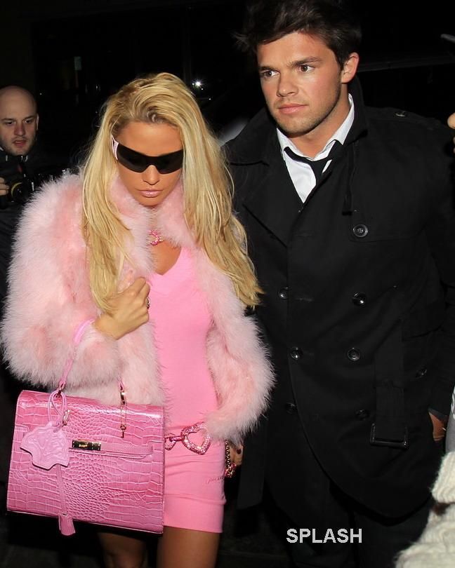 Dezastrul zilei: Katie Price! Vezi ce vedete din Romania ar aprecia outfitul kitschos a lui Katie!