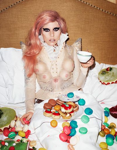 Lady GaGa are cinci sani in Harper s Bazaar! GALERIE FOTO