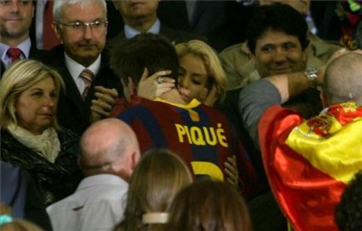 Vezi cum l-a consolat Shakira pe Pique dupa infrangerea echipei sale in derbiul cu Real Madrid!