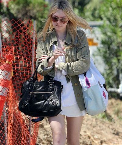 Dakota Fanning - tinuta casual pentru scoala. Iti place? FOTO