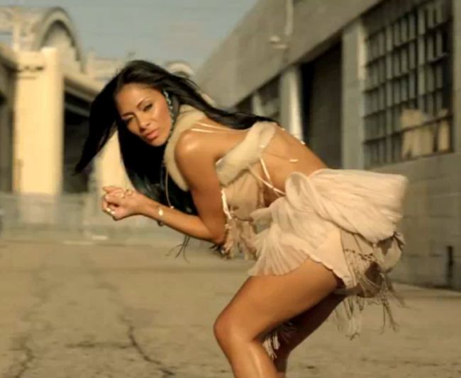 Nicole Scherzinger pe jumatate goala in noul videoclip  Right There ! VIDEO PREMIERA